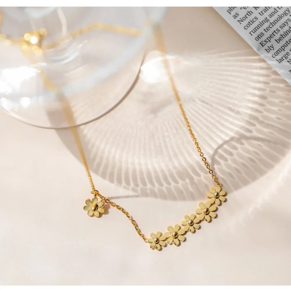 NEW 18K Gold Plated Daisy Flower Bar Necklace - Picture 2 of 6